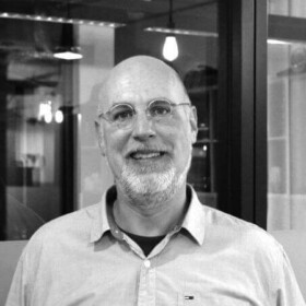 Jürgen Schimmöller Geschäftsführer und Digitalisierungs-Experte, Portrait -Bild in schwarz/ weiß
