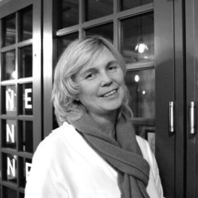 Elke Junghans, seitliches Profilbild in schwarz/weiß
