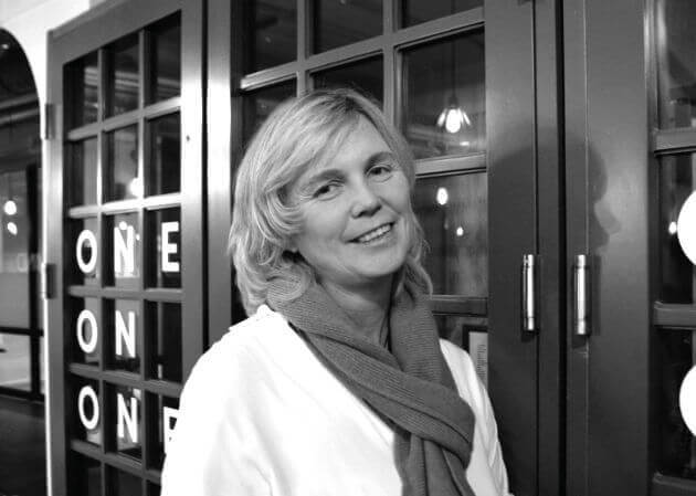 Elke Junghans, seitliches Profilbild in schwarz/weiß